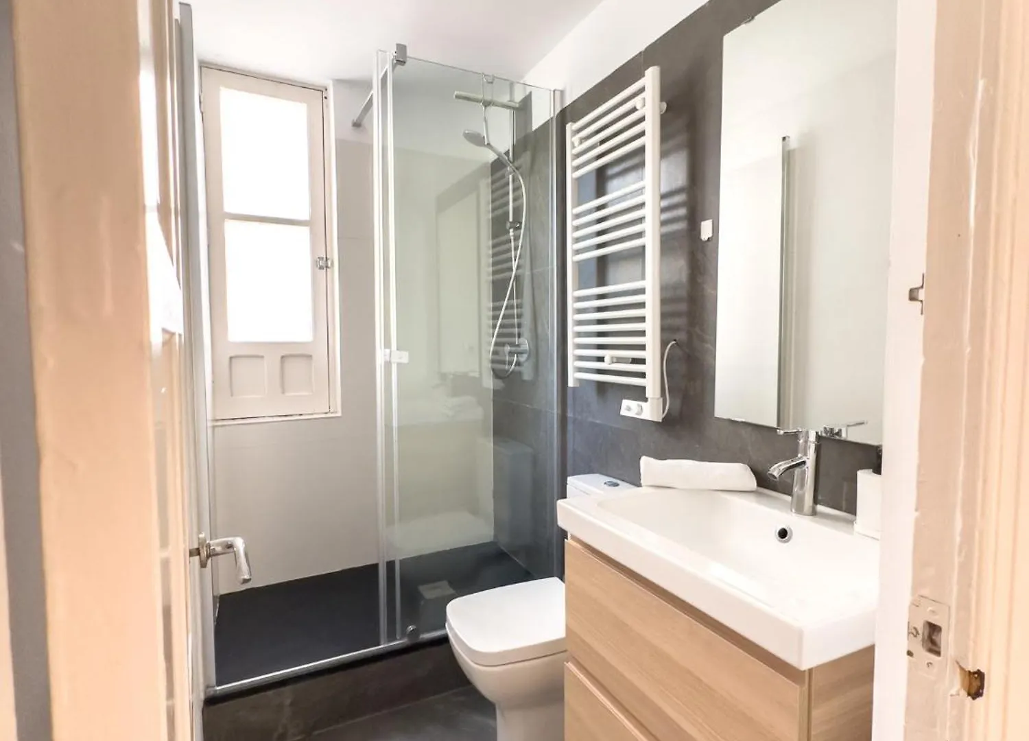 Stylish 1Br Central Apt, Ac, Near Top Sight, Private Parking Opt Seville Apartment